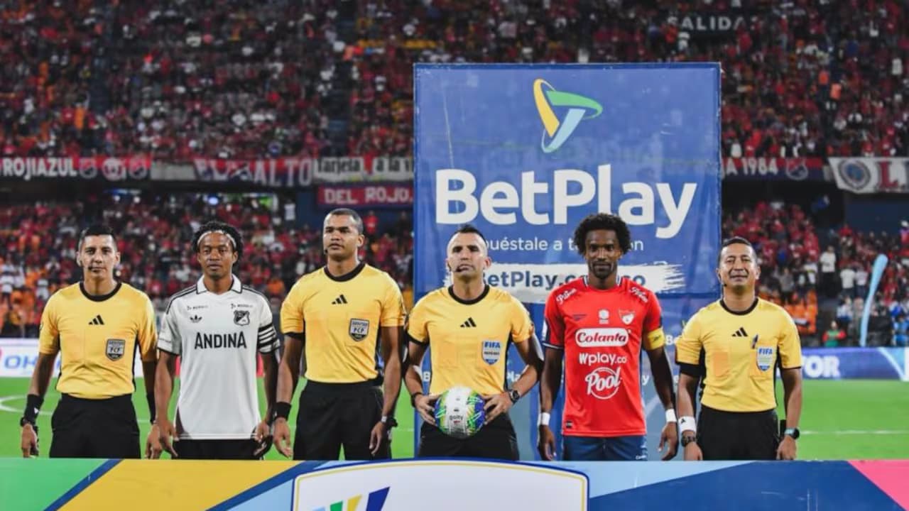 Juan Guillermo Cuadrado, capitán de Millonarios, junto a los árbitros y al capitán del Medellín antes del partido en el Atanasio Girardot