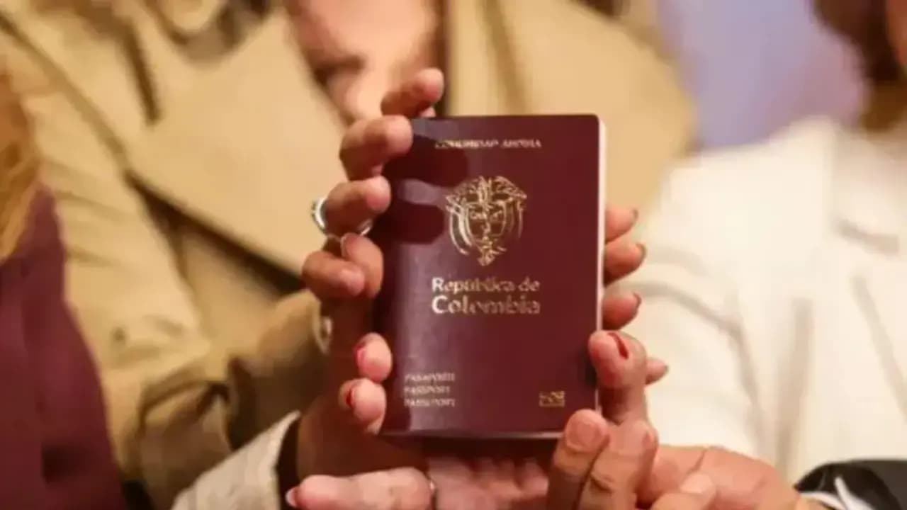 Una persona sostiene un pasaporte colombiano