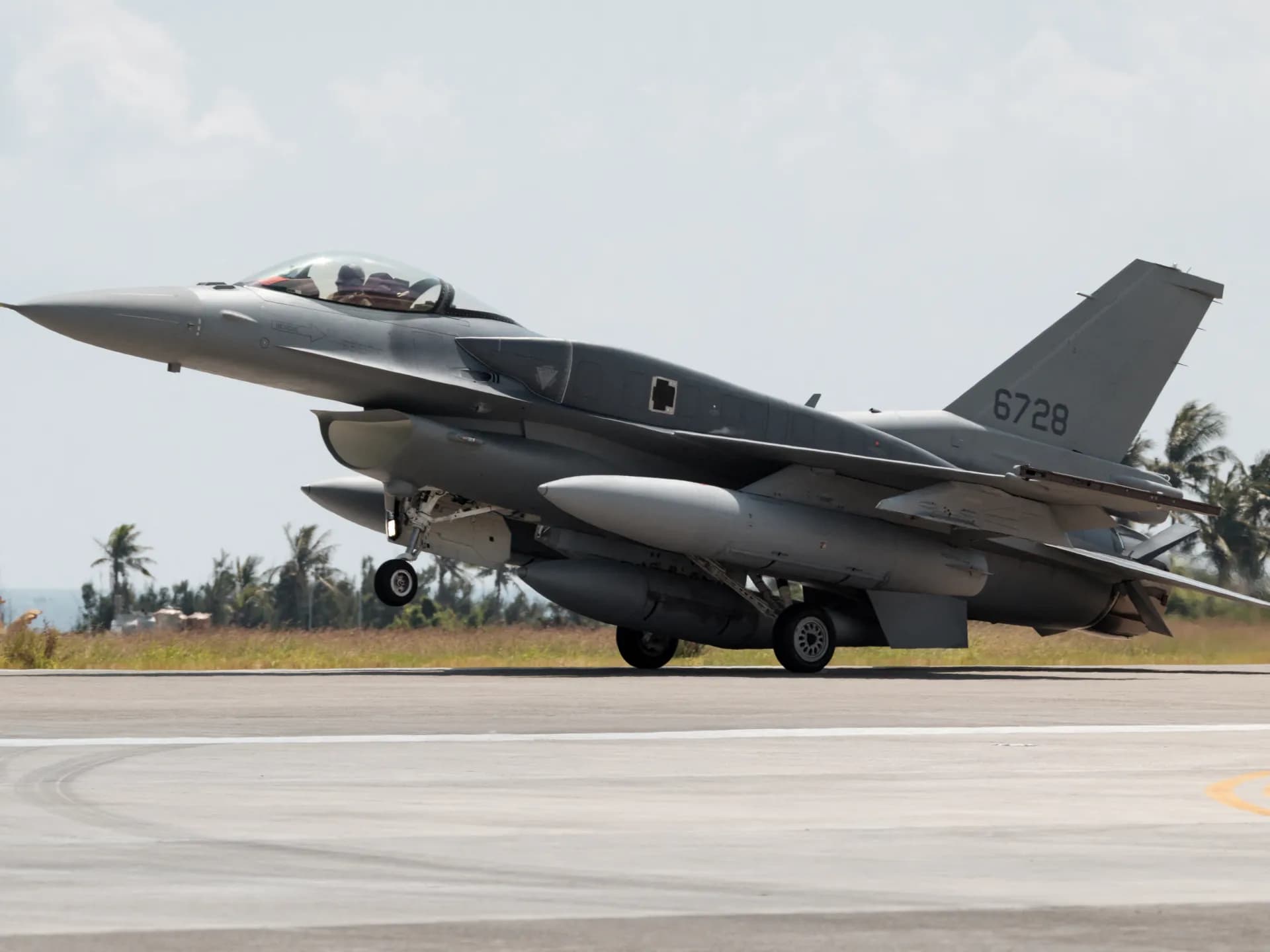 Un caza F-16V con el número de cola 6728 aterriza en la base aérea de Chihhang, en Taitung