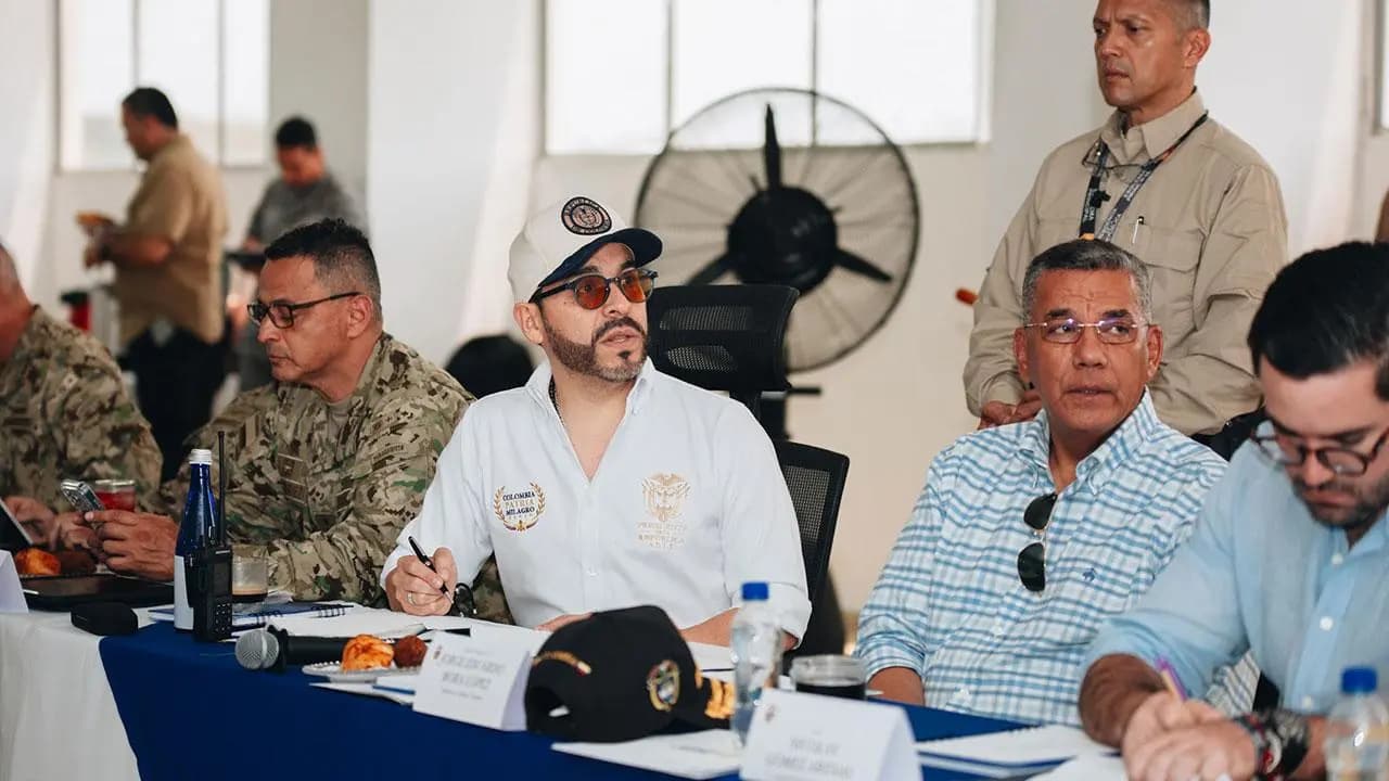 El presidente Abelardo De La Espriella durante un consejo de seguridad, sentado a la mesa junto a mandos militares