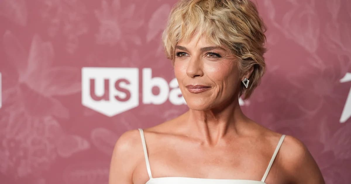 La actriz Selma Blair posa en una alfombra roja con vestido blanco