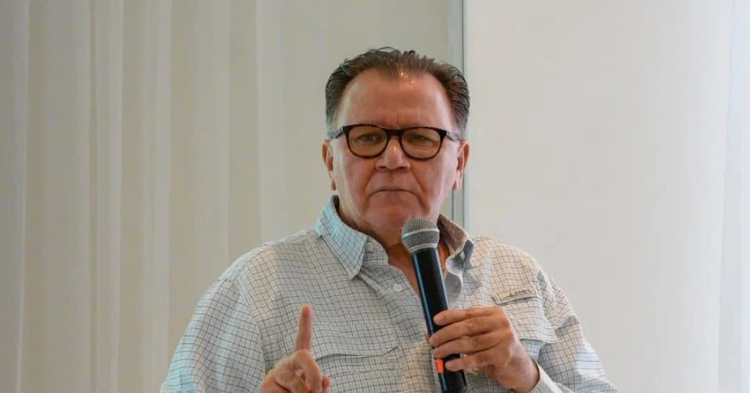 Indalecio Dangond, ministro de Agricultura, habla con un micrófono en la mano
