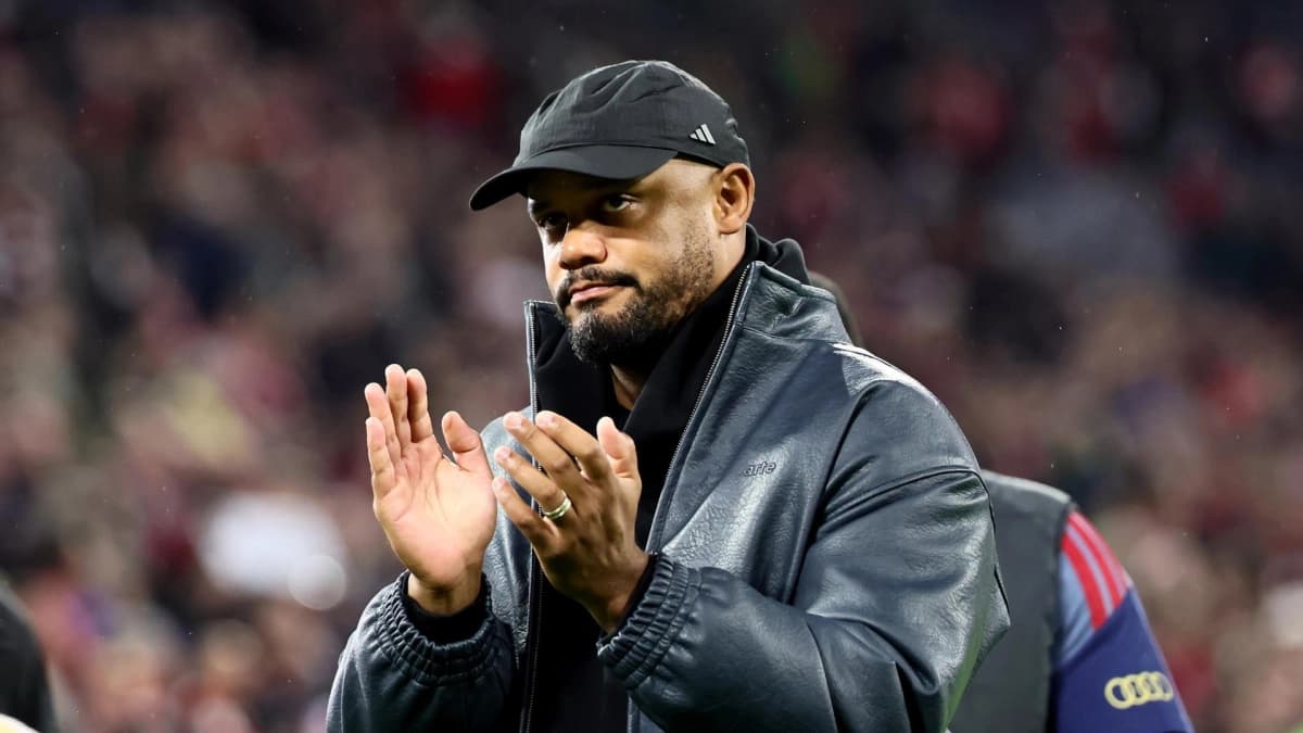 Vincent Kompany, con gorra y chaqueta negras, aplaude en el estadio del Bayern Múnich