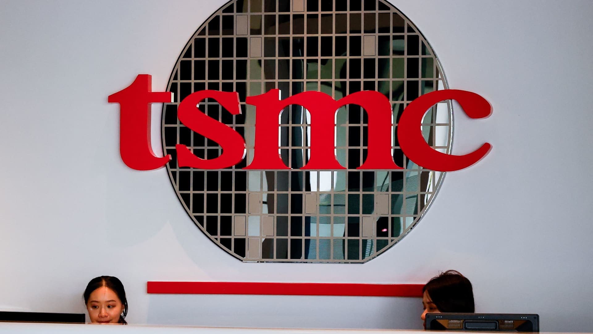 Logo de TSMC sobre la recepción de una de sus sedes en Taiwán