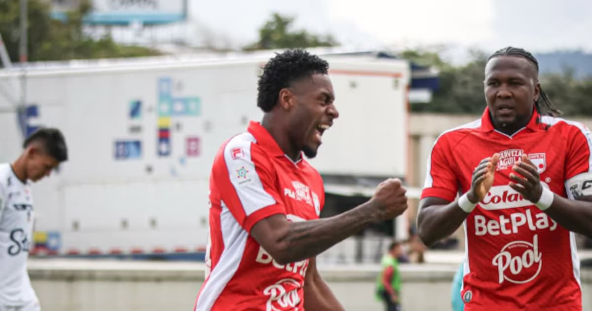 Jugadores de Santa Fe celebran un gol con la camiseta roja del club