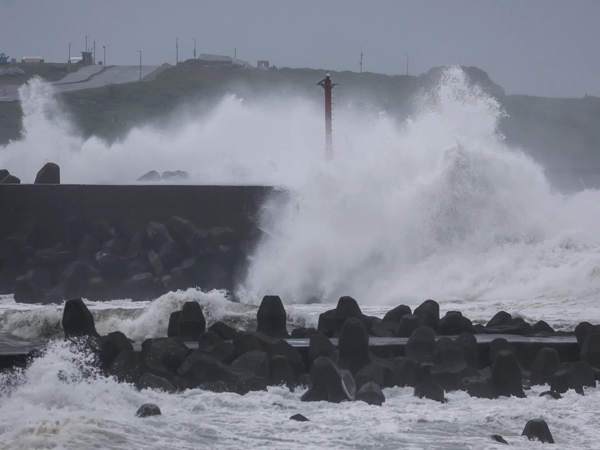 Olas gigantes rompen contra un rompeolas en la costa de Taiwán por el paso del tifón Champi