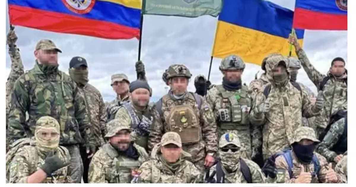 Combatientes extranjeros posan con banderas de Colombia y de Ucrania