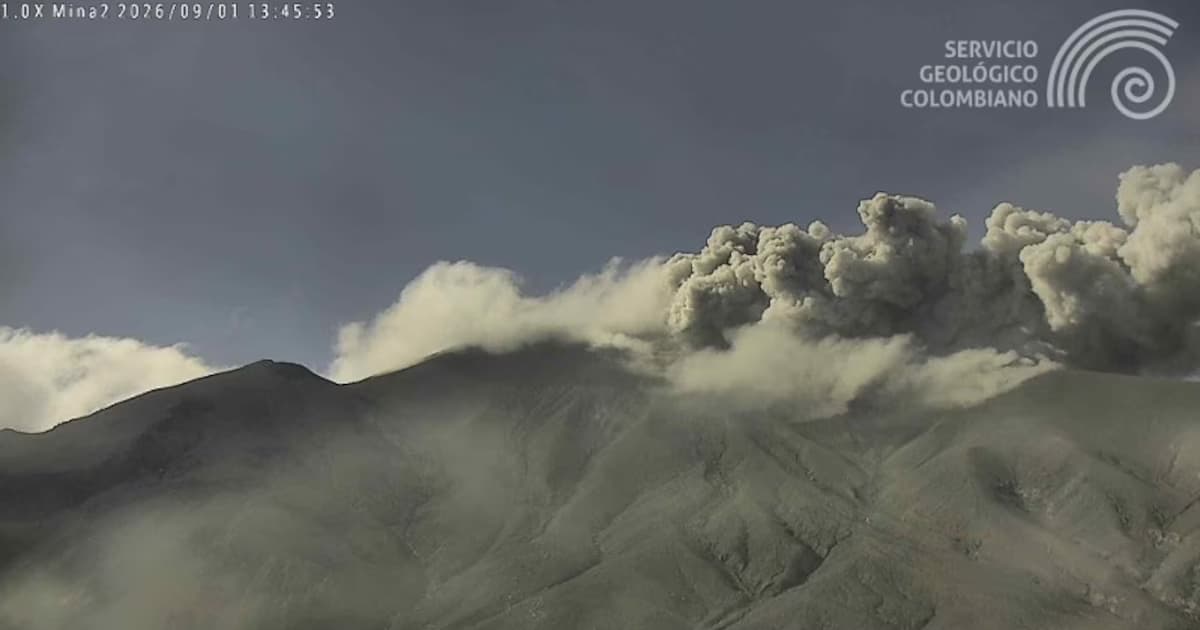 Columna de ceniza sobre el volcán Puracé captada por la cámara de vigilancia