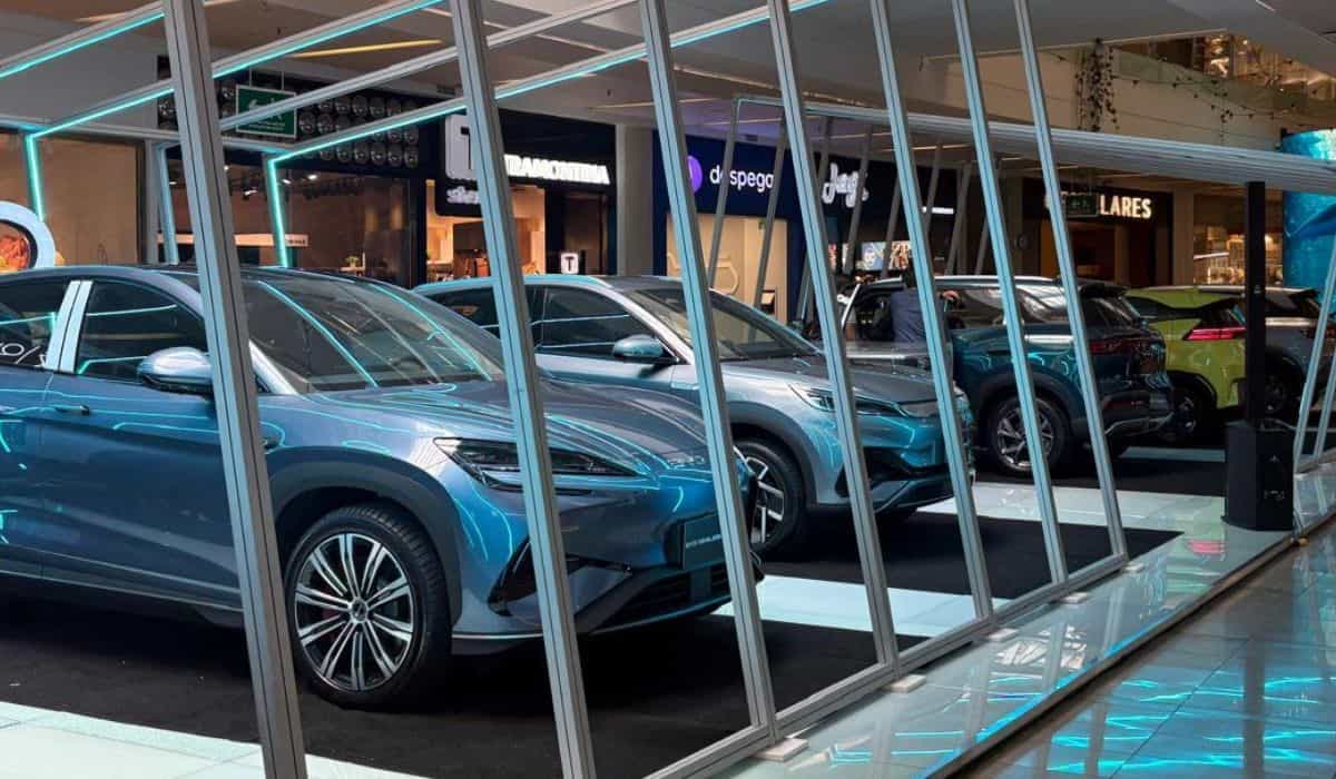 Vehículos eléctricos en exhibición en un centro comercial