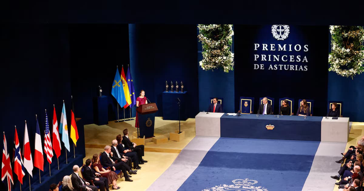La princesa Leonor habla desde el atril del Teatro Campoamor ante los reyes, la infanta Sofía y los galardonados