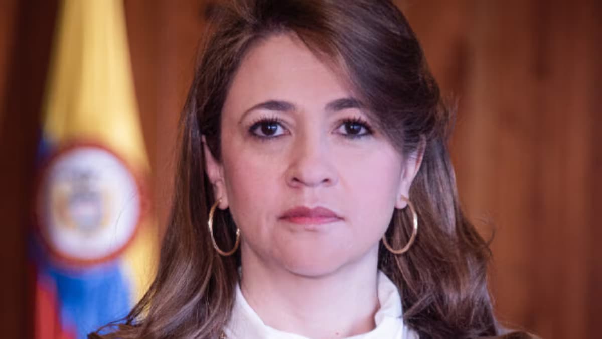 Retrato de la magistrada Cristina Lombana junto a la bandera de Colombia
