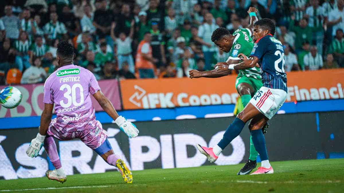 Un jugador de Nacional remata ante el arquero de Junior en el estadio Atanasio Girardot