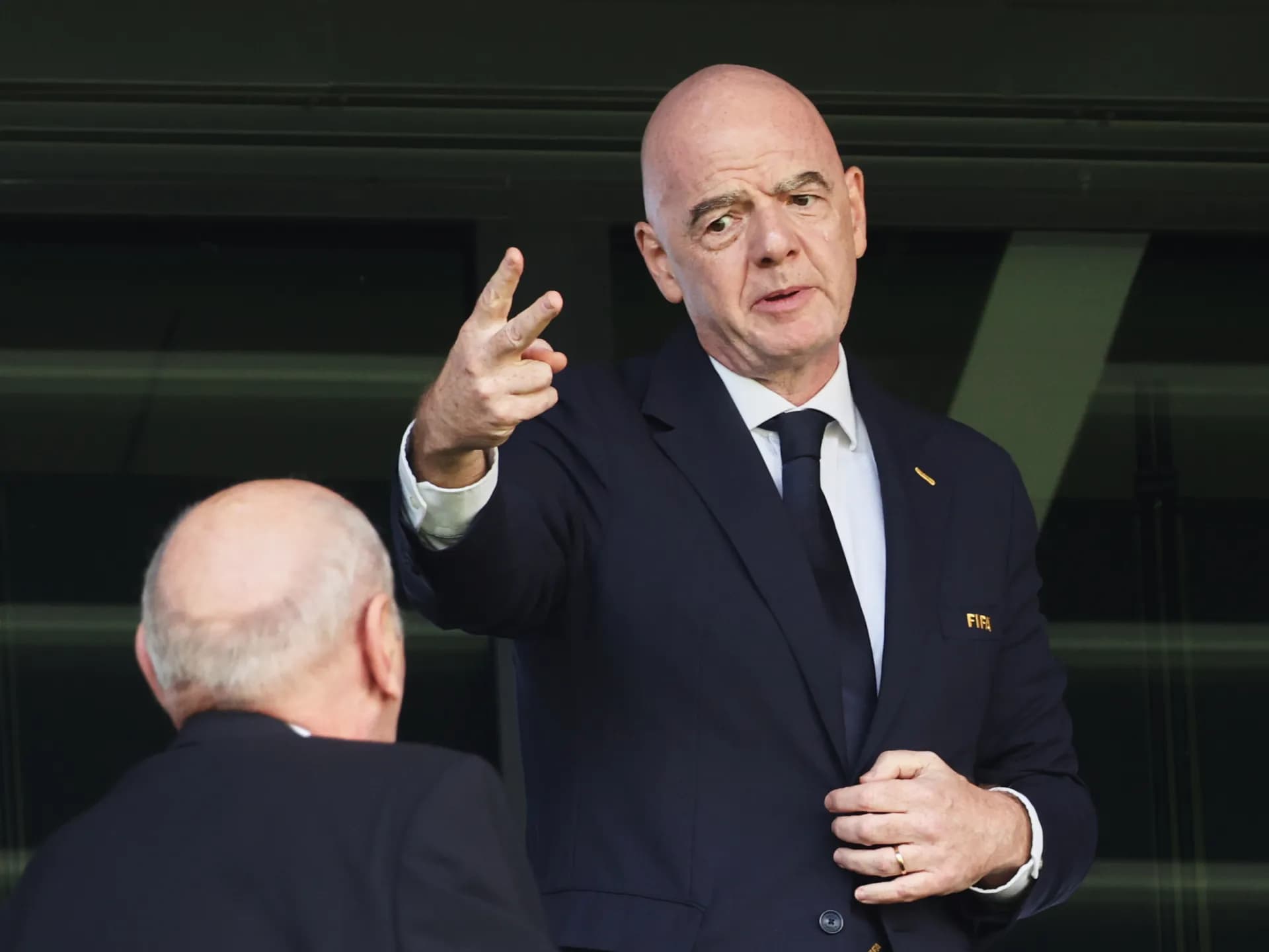 Gianni Infantino, presidente de la FIFA, gesticula en un palco de un estadio
