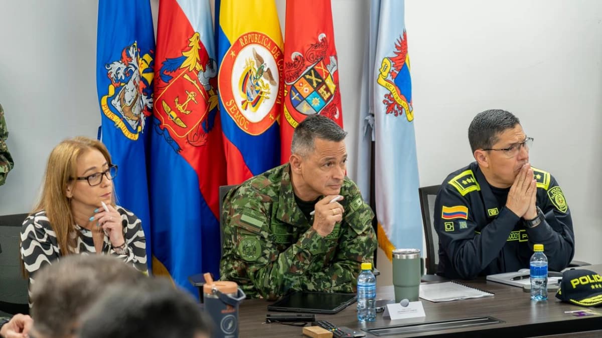 El comandante de las Fuerzas Militares y el director de la Policía durante la reunión sobre el robo de combustible