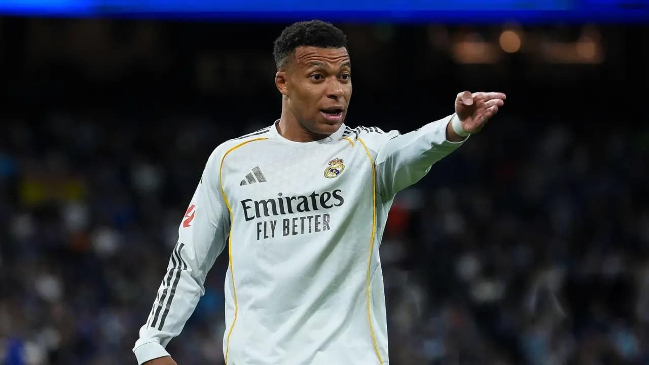 Kylian Mbappé, con la camiseta blanca del Real Madrid, da indicaciones durante un partido
