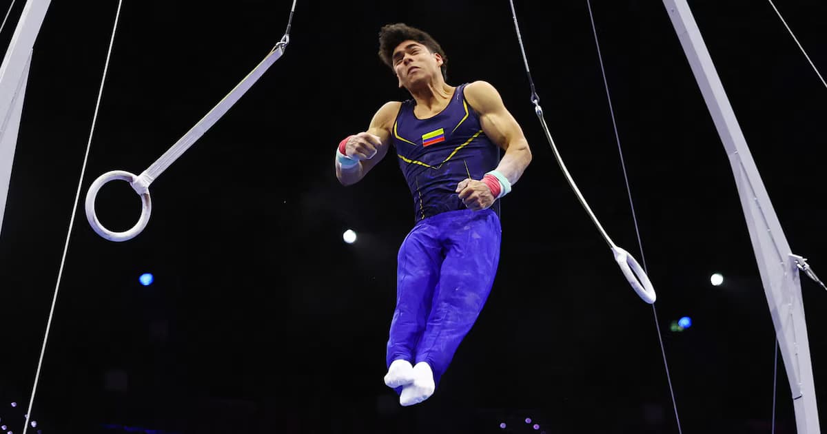 Un gimnasta colombiano compite en las argollas durante la clasificación del Mundial de gimnasia artística en Róterdam