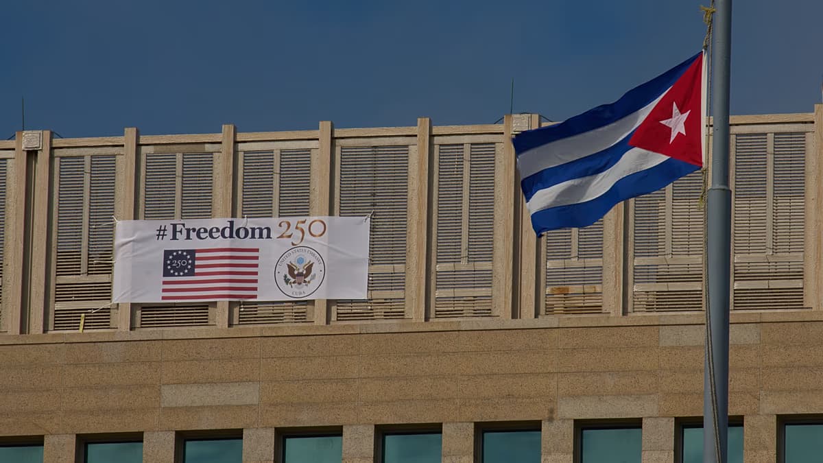 Bandera de Cuba frente a la embajada de Estados Unidos en La Habana