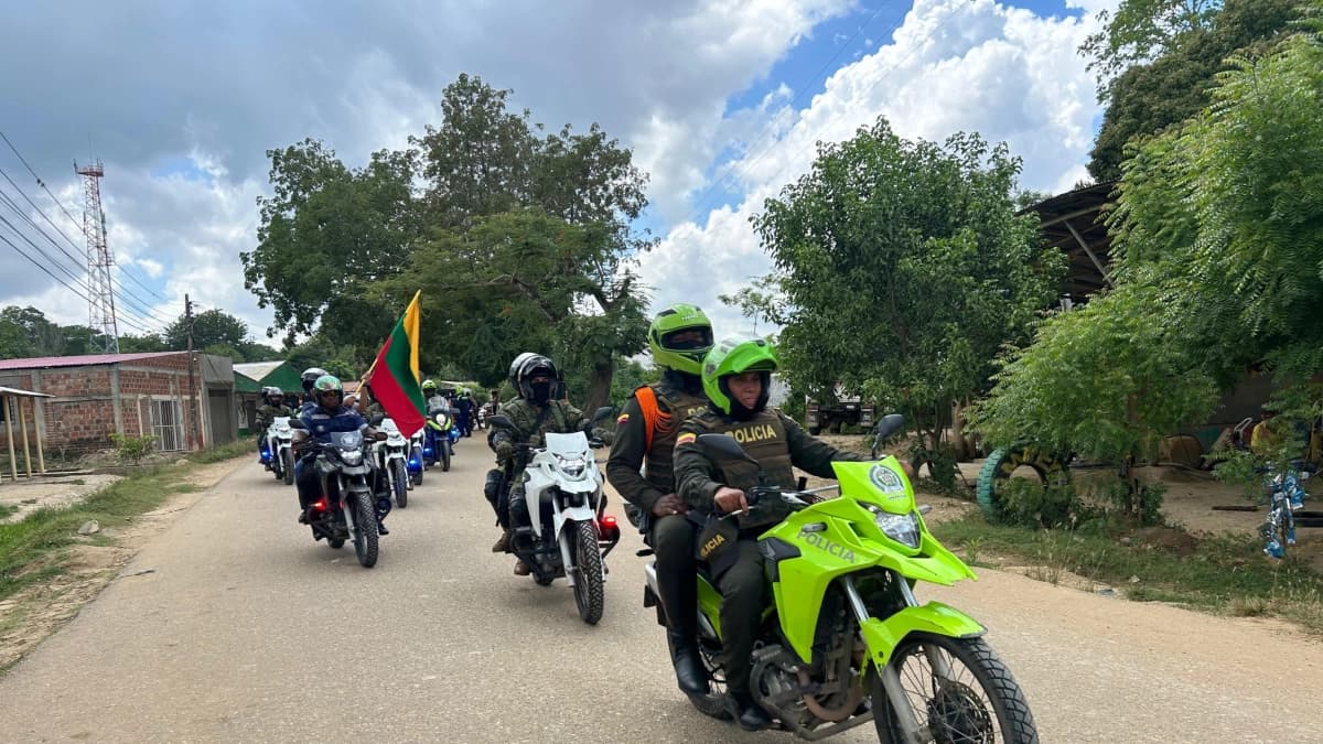 Patrulla de la Policía Nacional en una vía rural