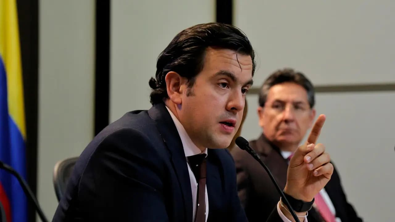 El ministro del Interior, Rodrigo Lara, habla ante un micrófono durante una rueda de prensa
