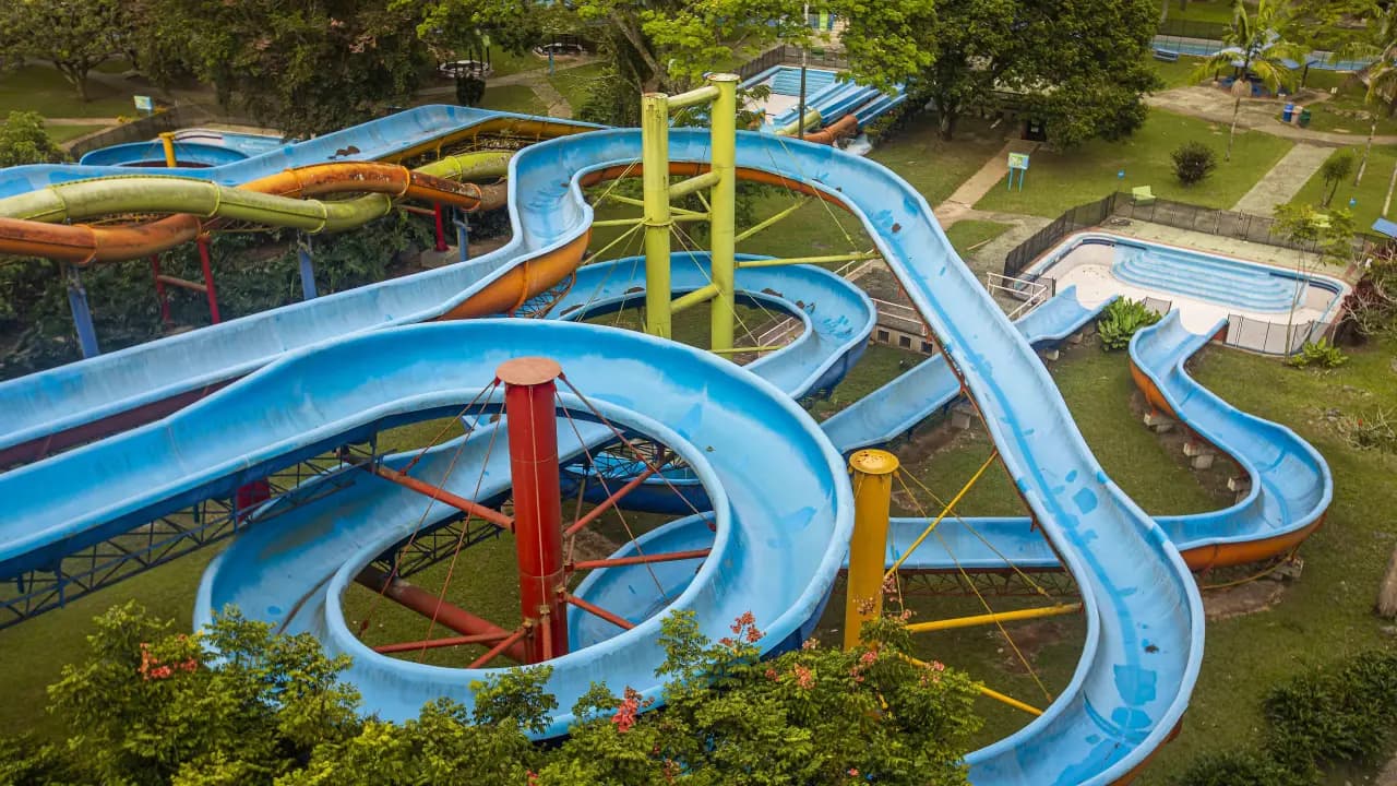 Vista aérea de los toboganes y las piscinas del Parque de las Aguas, en Barbosa