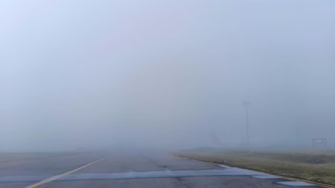 Pista cubierta por una densa niebla