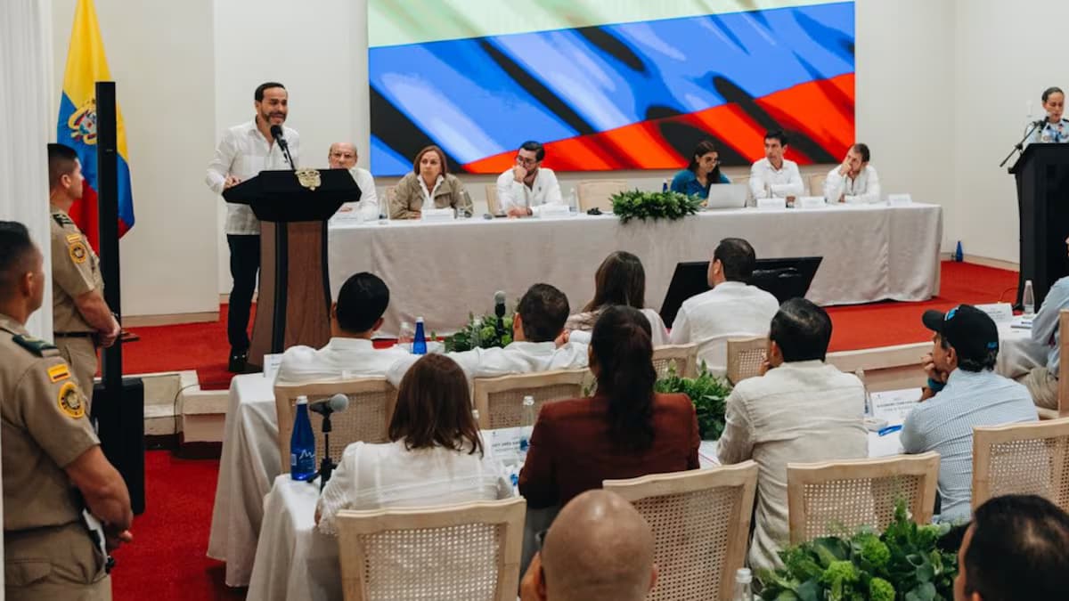 El presidente Abelardo de la Espriella habla desde un atril ante alcaldes y gobernadores en Barranquilla