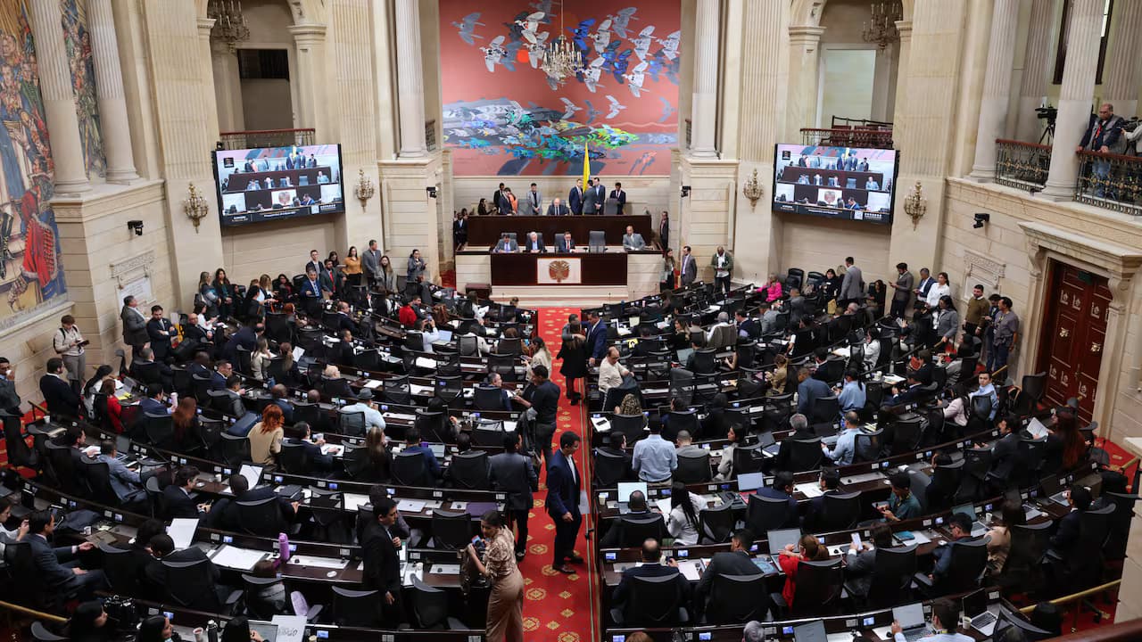 Congresistas en el salón elíptico del Capitolio Nacional durante una sesión en Bogotá