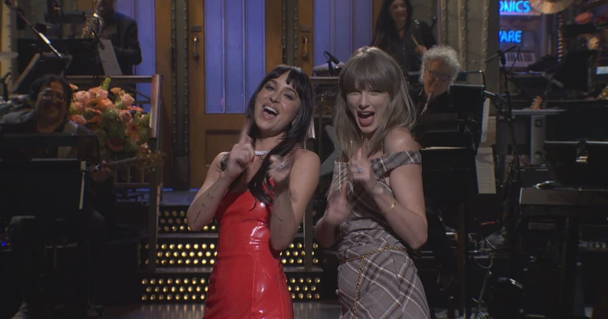 Dakota Johnson y Taylor Swift en el escenario de Saturday Night Live