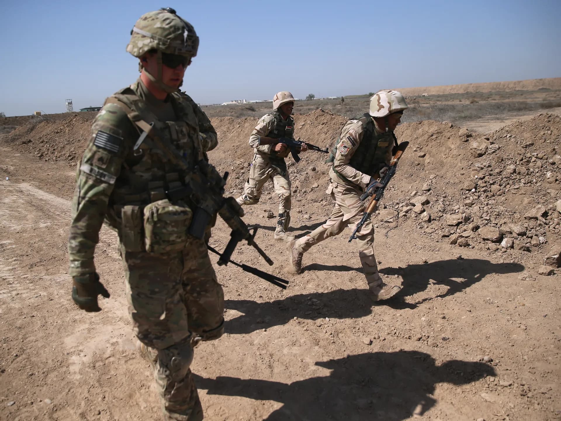 Un soldado estadounidense junto a militares iraquíes durante un entrenamiento en Irak