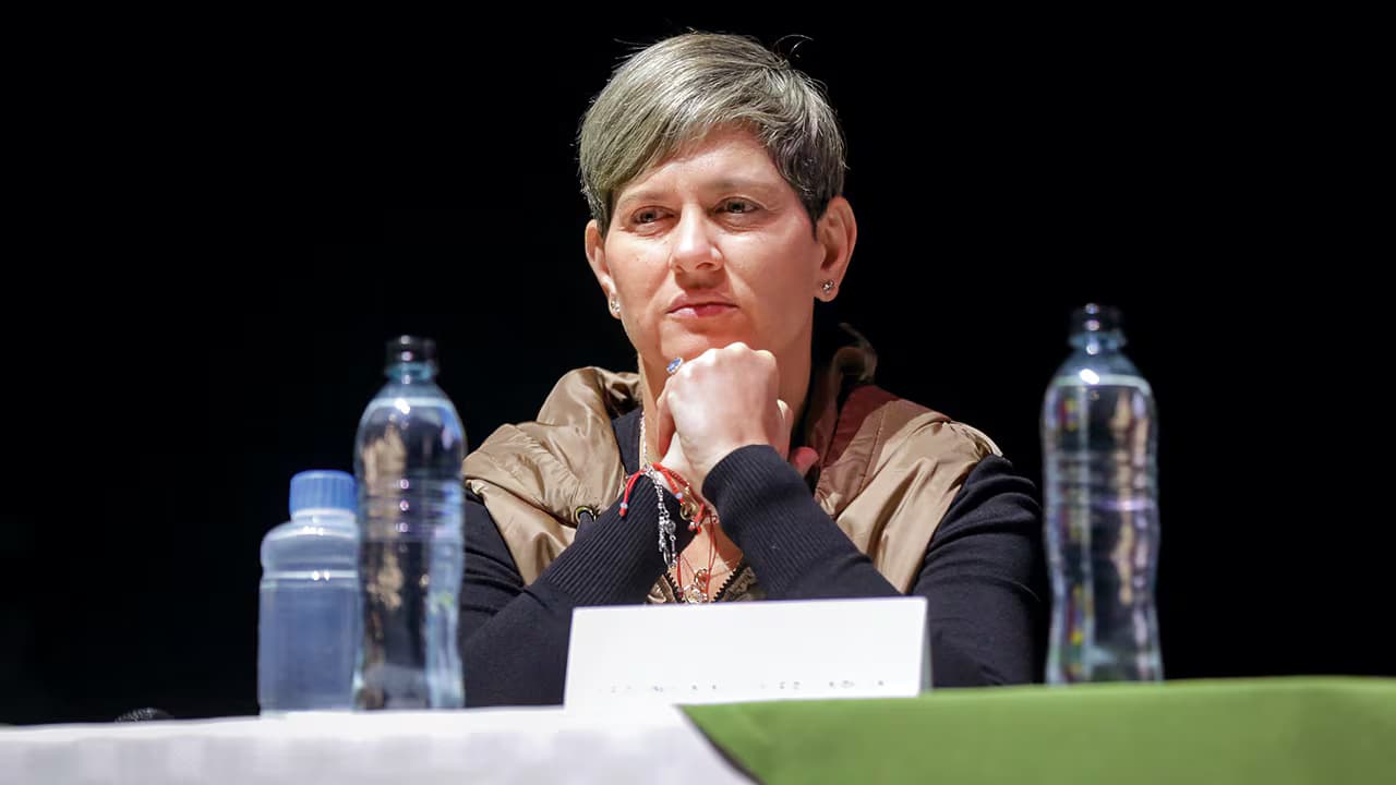 Verónica Alcocer, ex primera dama, sentada en una mesa durante un evento