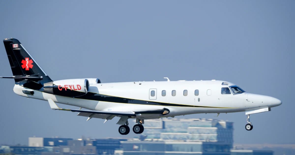 Jet Gulfstream de Latitude Air Ambulance, con matrícula canadiense, en aproximación a una pista