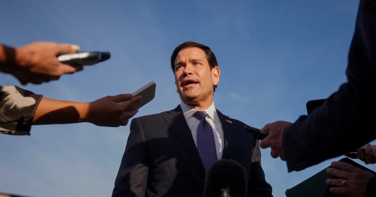 El secretario de Estado de EE. UU., Marco Rubio, habla con periodistas
