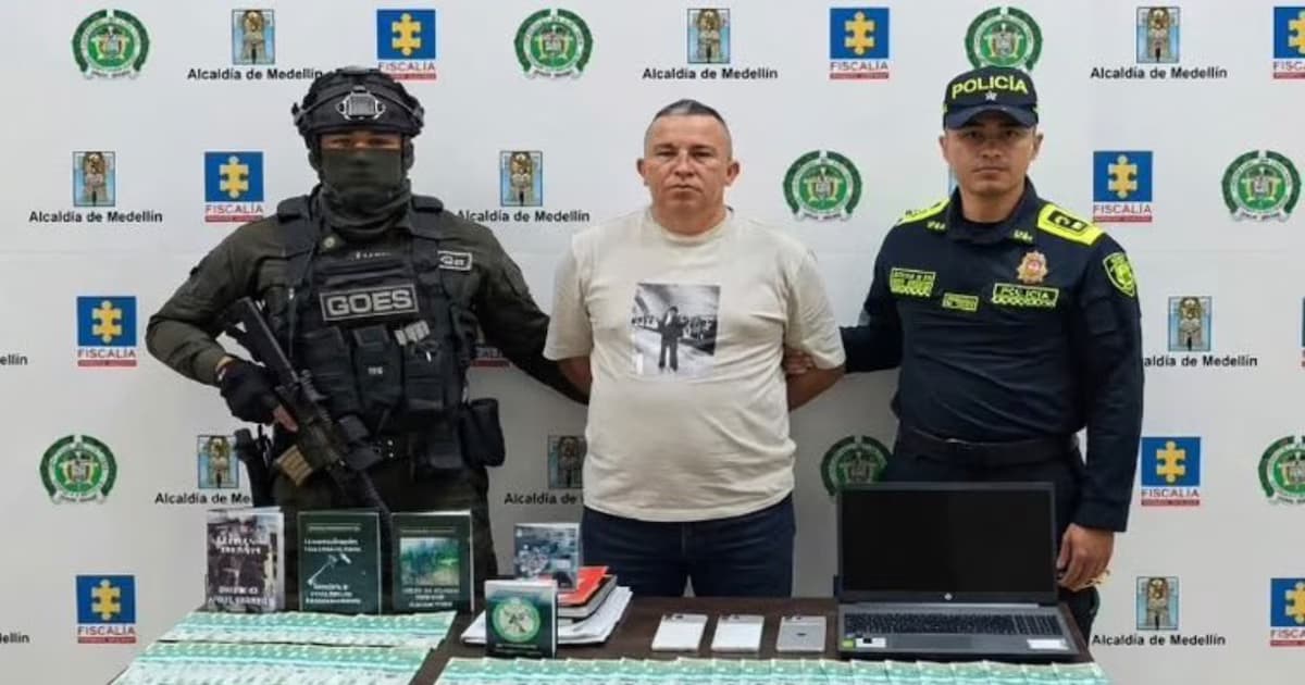 Alias Cilindro, custodiado por un policía y un uniformado del GOES, tras su captura