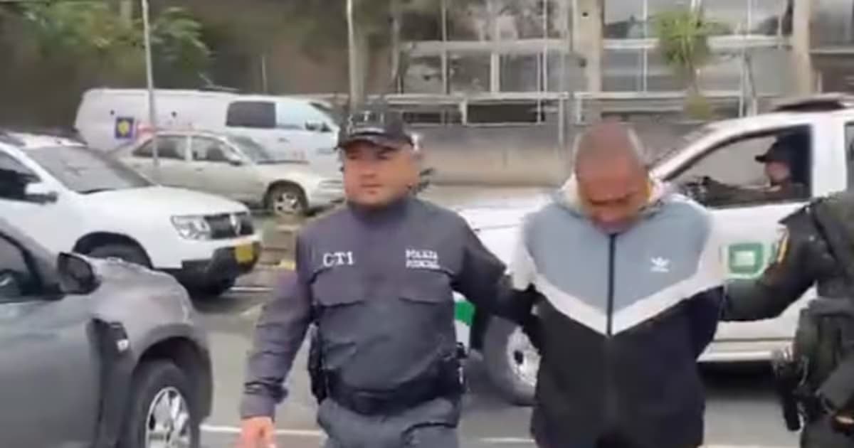 Un agente del CTI conduce a Luis Alfonso Muñoz Garzón tras su captura