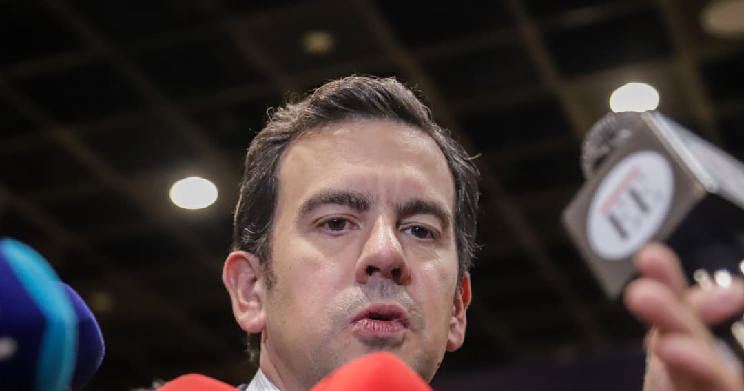 El ministro del Interior, Rodrigo Lara, habla ante los micrófonos de los periodistas
