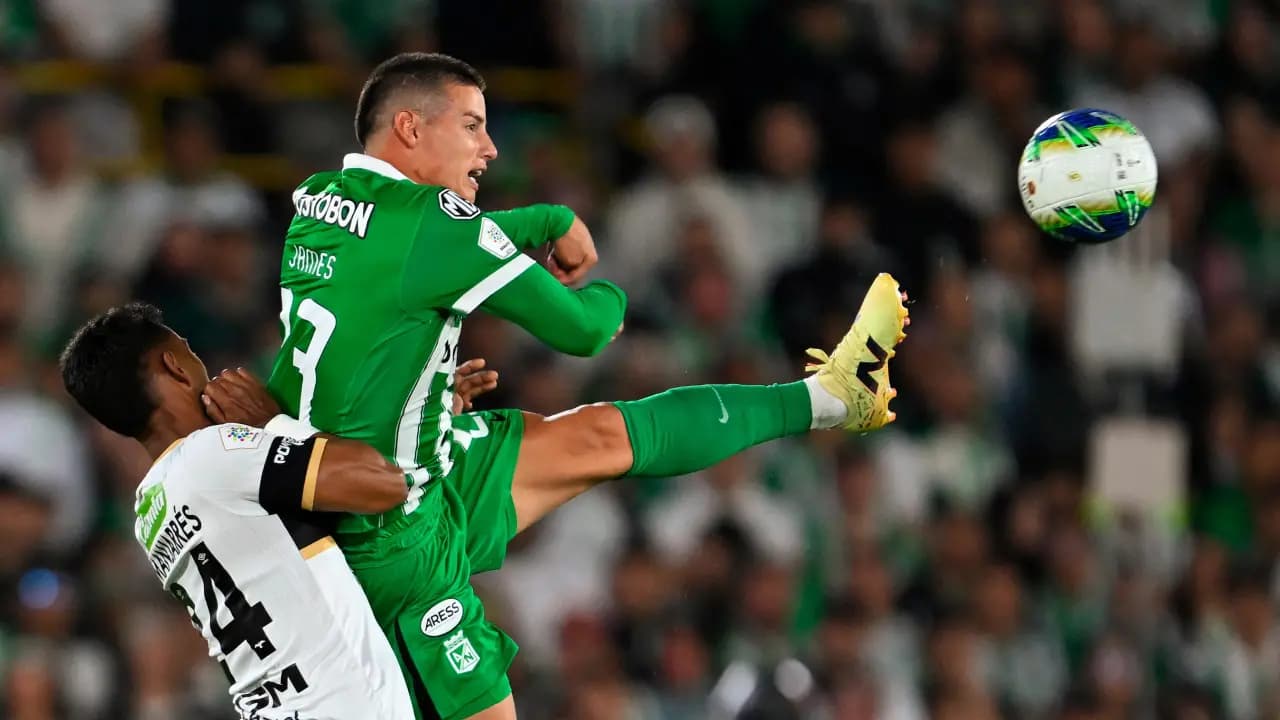 James Rodríguez, con la camiseta 23 de Atlético Nacional, disputa un balón aéreo ante Internacional de Bogotá en El Campín