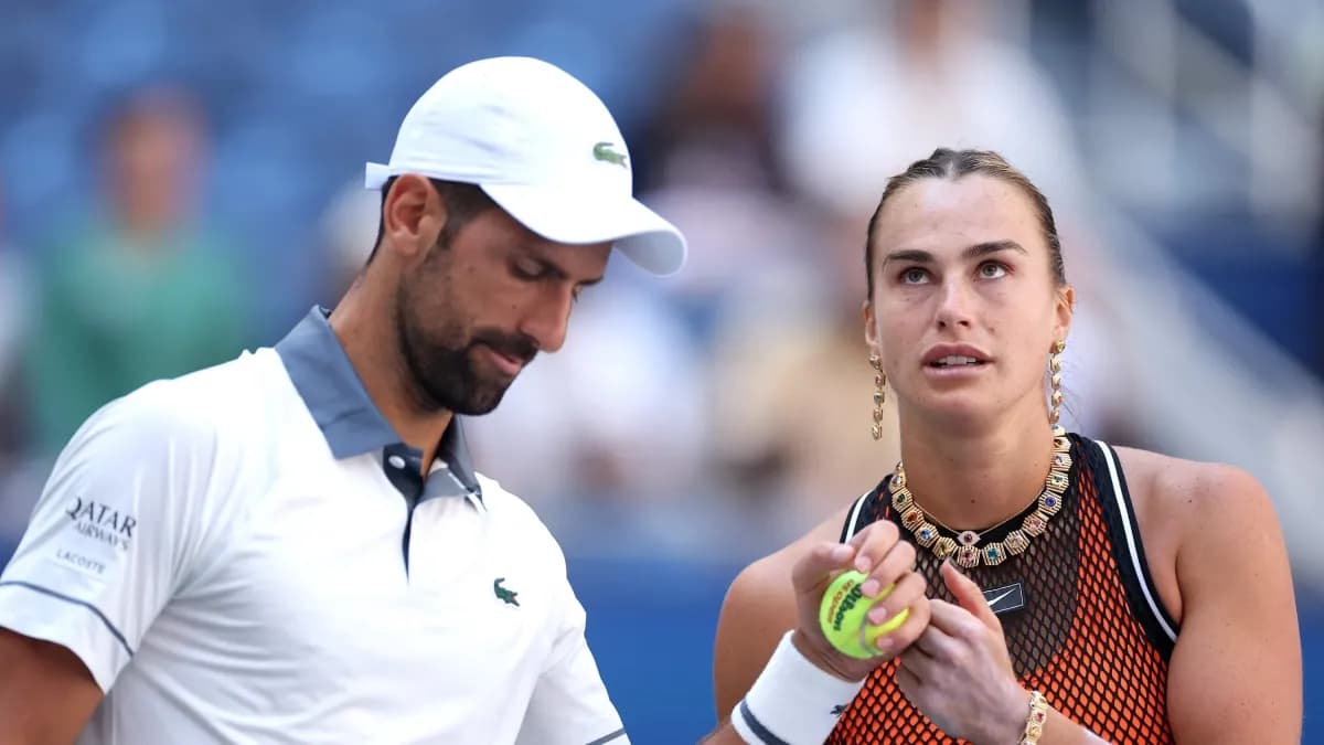 Novak Djokovic y Aryna Sabalenka conversan en la cancha durante el partido de dobles mixto