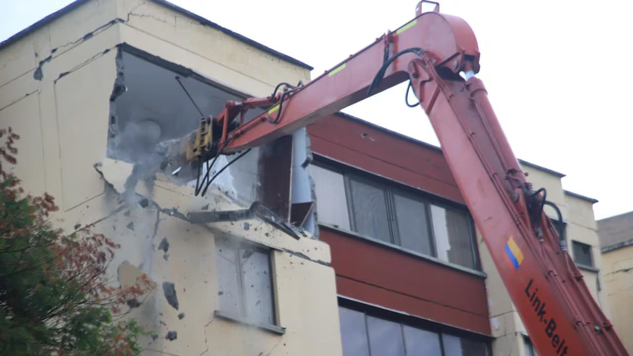 Maquinaria pesada derriba la estructura de un edificio de apartamentos en Cali
