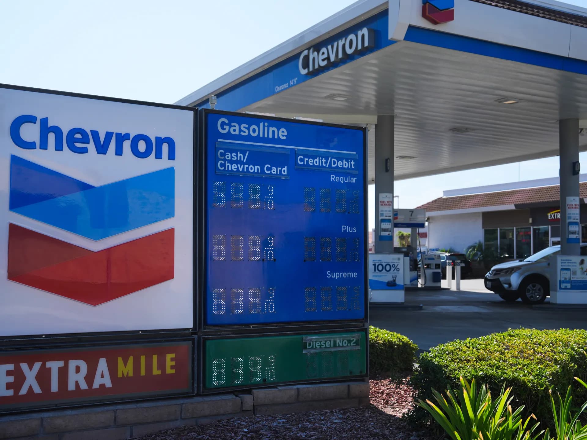 Tablero de precios en una estación de gasolina en Estados Unidos