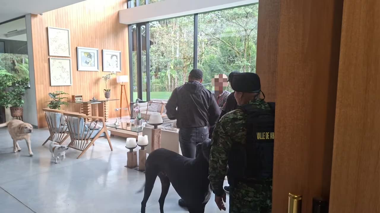 Militares y agentes del CTI dentro de la casa donde fue capturada Lina María Muñoz Posada