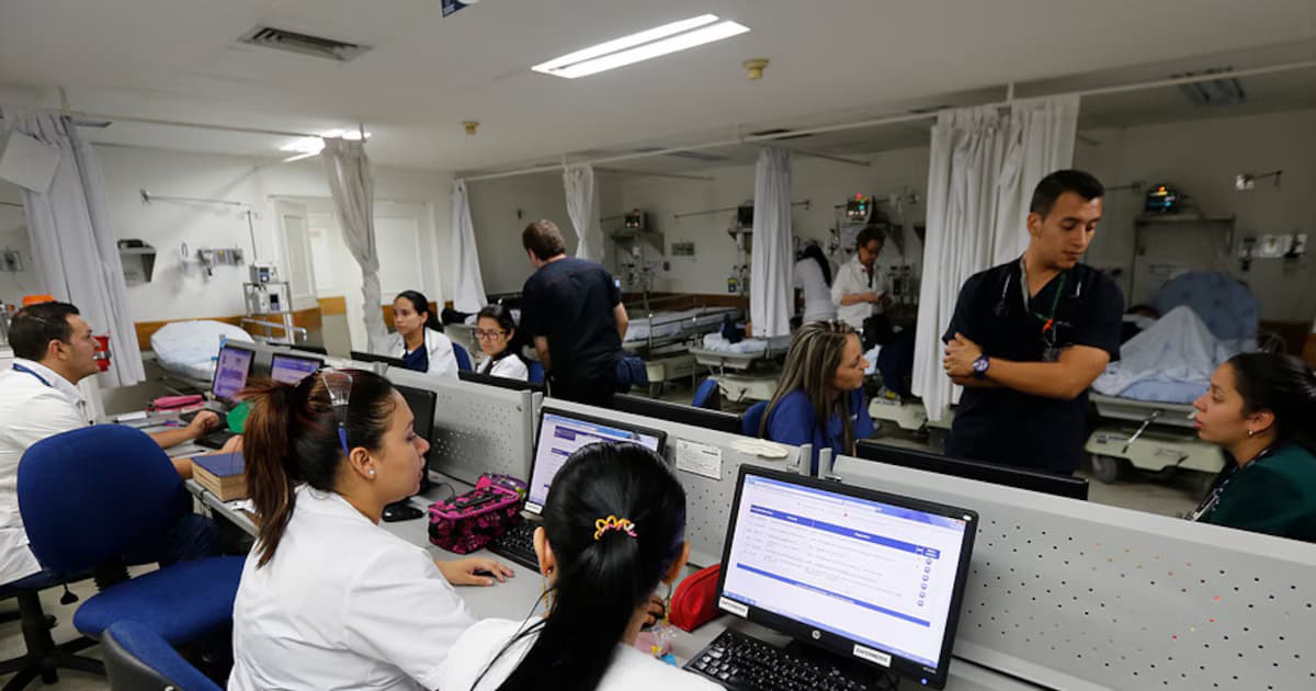 Sala de urgencias de un hospital con personal asistencial y pacientes en camillas