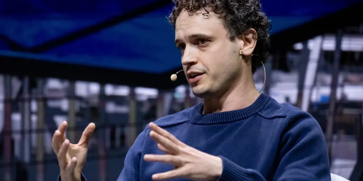 Misha Laskin, director ejecutivo de Reflection AI, durante una charla