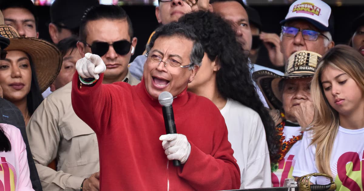 Gustavo Petro habla con un micrófono en la mano durante una manifestación pública