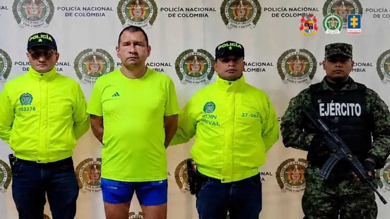 El coronel retirado Wilson Humberto Velandia Serrano, custodiado por agentes de la Sijín y un soldado tras su captura