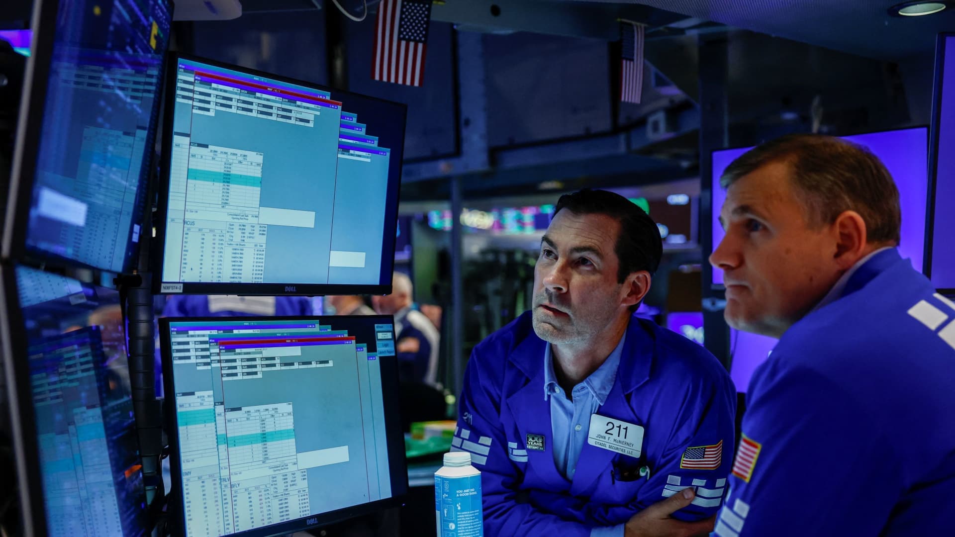 Operadores observan las pantallas en el piso de la Bolsa de Nueva York