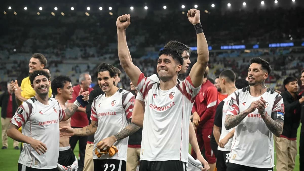 Jugadores de Estudiantes de La Plata celebran en el estadio Maracaná la clasificación a la final de la Copa Libertadores