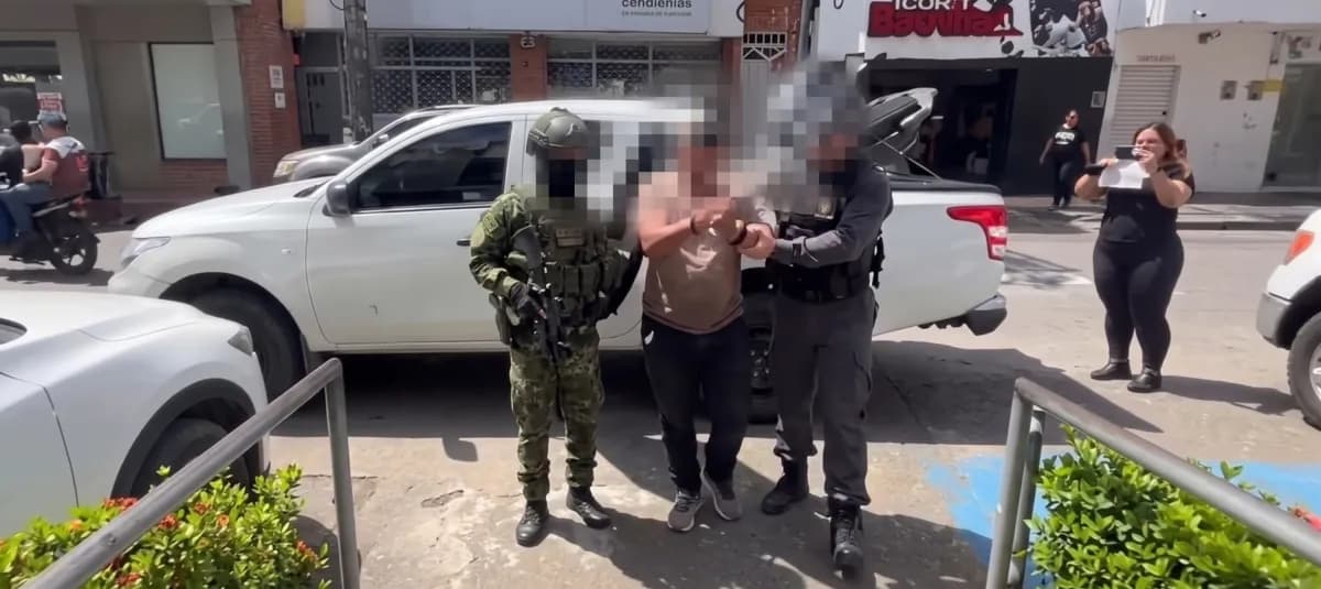 Un militar y un agente del CTI conducen a alias Eliécer tras su captura en Urabá