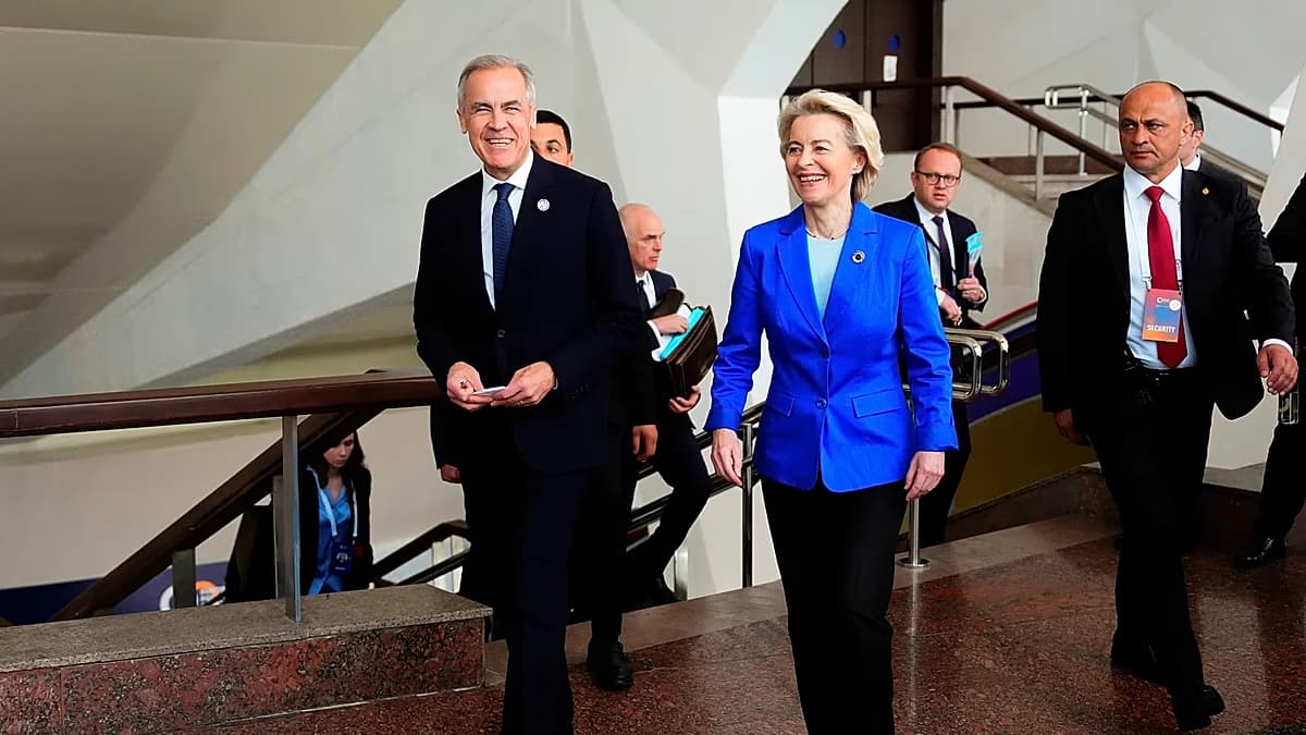 Mark Carney y Ursula von der Leyen suben sonrientes una escalera acompañados de funcionarios