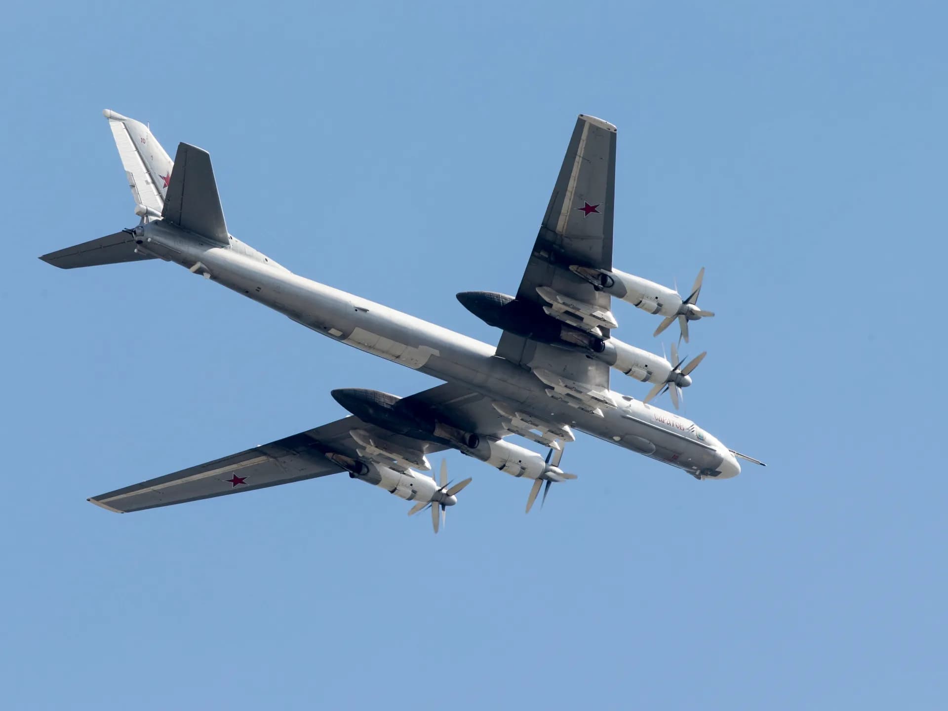 Un bombardero estratégico ruso Tu-95 en vuelo, con sus cuatro motores de hélice