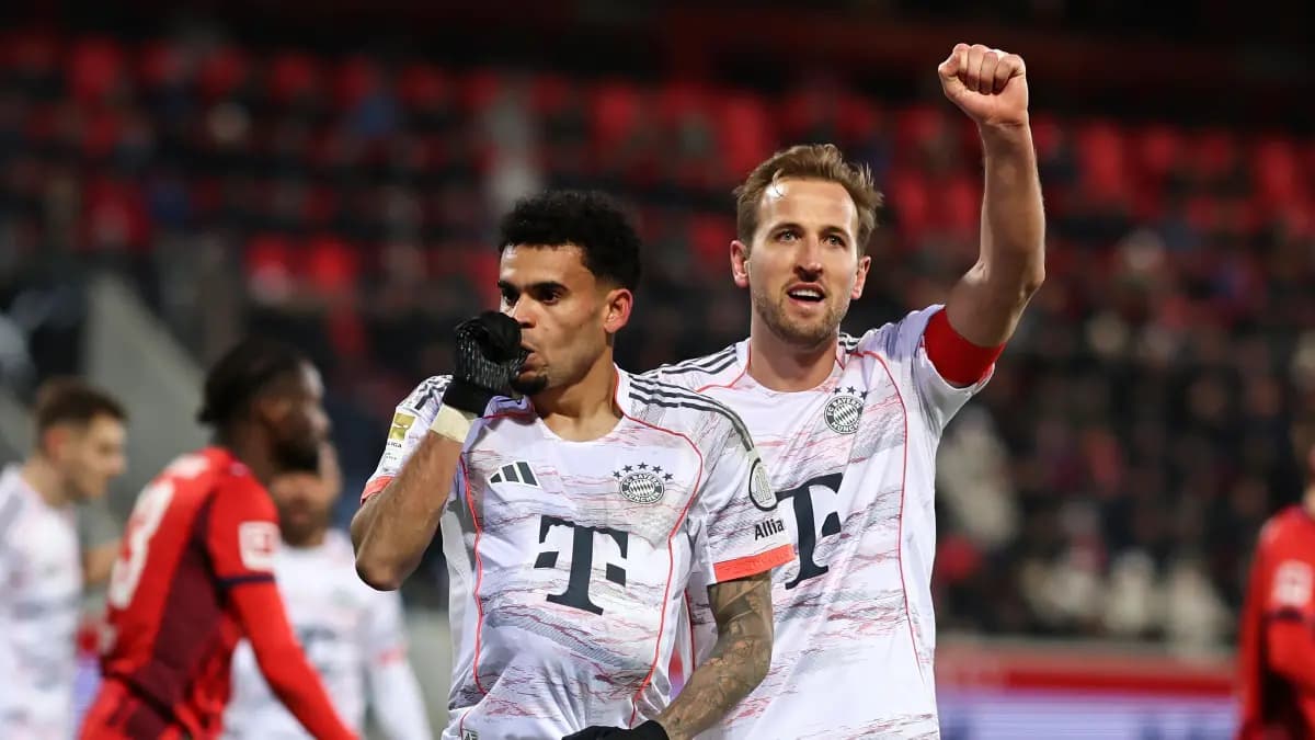 Dos futbolistas del Bayern Múnich celebran un gol con el puño en alto en un estadio